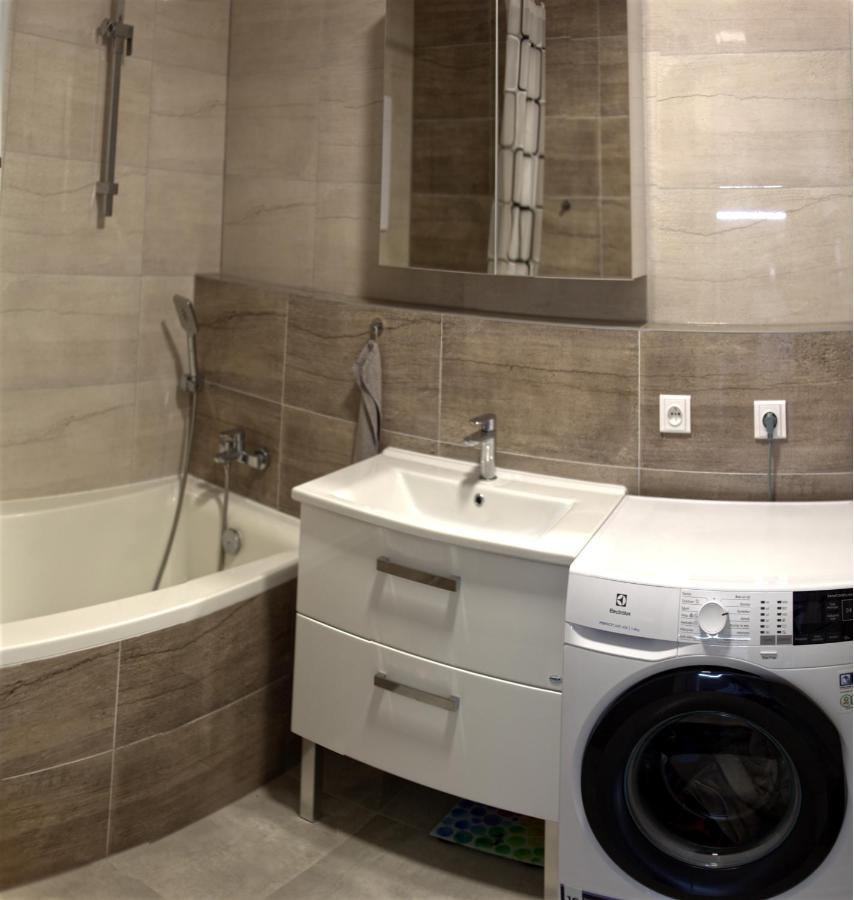 Apartament New 1 Bdr, W/Private Parking Bratysława Zewnętrze zdjęcie