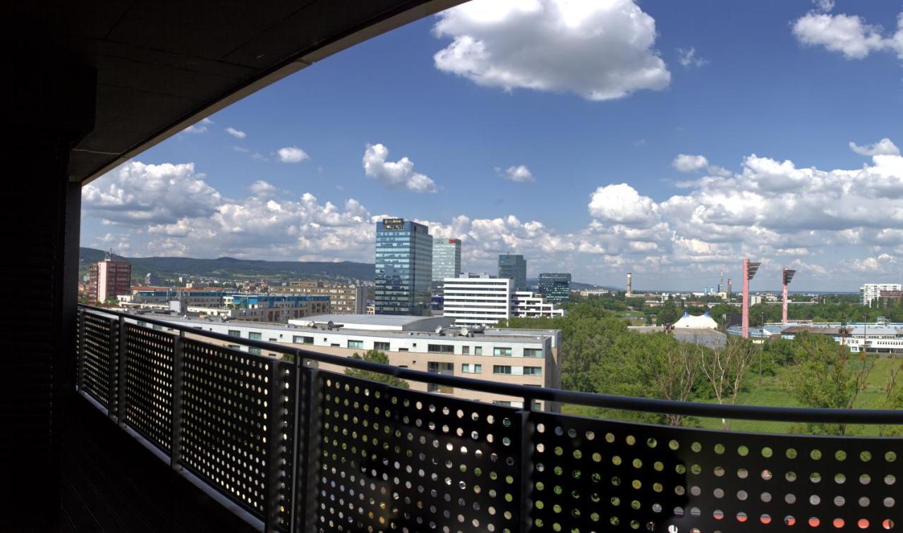 Apartament New 1 Bdr, W/Private Parking Bratysława Zewnętrze zdjęcie